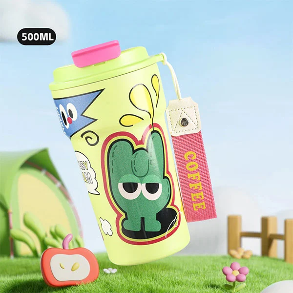 Botol air tumbler yang terlindung dengan jerami